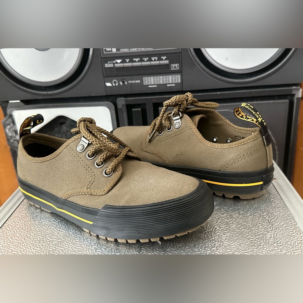 Boys GS Dr. Martens  Pressler Dr Waxy  Canvas Oxford 4 eye Shoes  Size 4 M